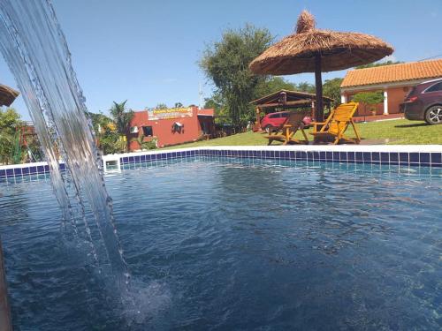 piscina reposeras cascada - Posada Turistica Salto Cristal Ybycui
