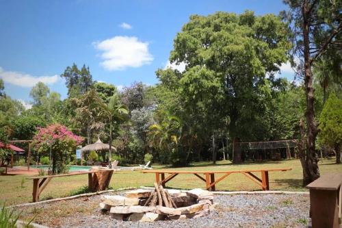 Fogata y piscina - Granja Ecológica y Posada Rural Arapoty