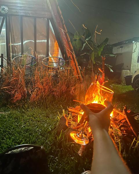 Fogón con un buen vino - Cabañas de Ita