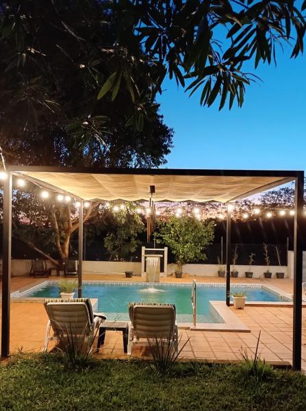 Piscina de noche - Mbatovi Suites
